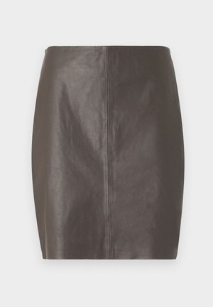 Visoko pasen, svinčenka v temno sivi usnjeni izvedbi, z gladko teksturo in minimalističnim dizajnom s srednjim šivom na hrbtni strani.