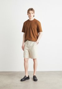 HUGO DAPOLINO - Basic póló - brown