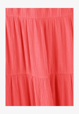 Koraalkleurige gelaagde jurk met gestructureerde, geplooide stof en zachte, vloeiende lagen, en een elastische tailleband voor comfort en flexibiliteit.