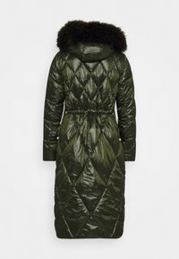 Lang, olijfgroene pufferjas met een glanzende, gebatteerde afwerking. Voorzien van een met bont gevoerde capuchon en een verstelbare koord in de taille.