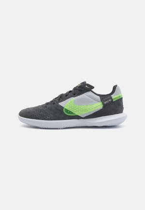 NIKE STREETGATO - Chaussures fitness - black/volt