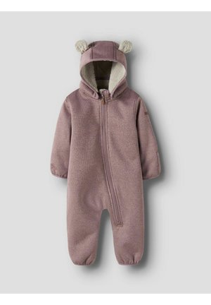 Combinaison bébé en polaire rose avec capuche présentant deux oreilles d’ours duveteuses et une fermeture éclair frontale, doublée d’un tissu blanc doux à l’intérieur de la capuche.