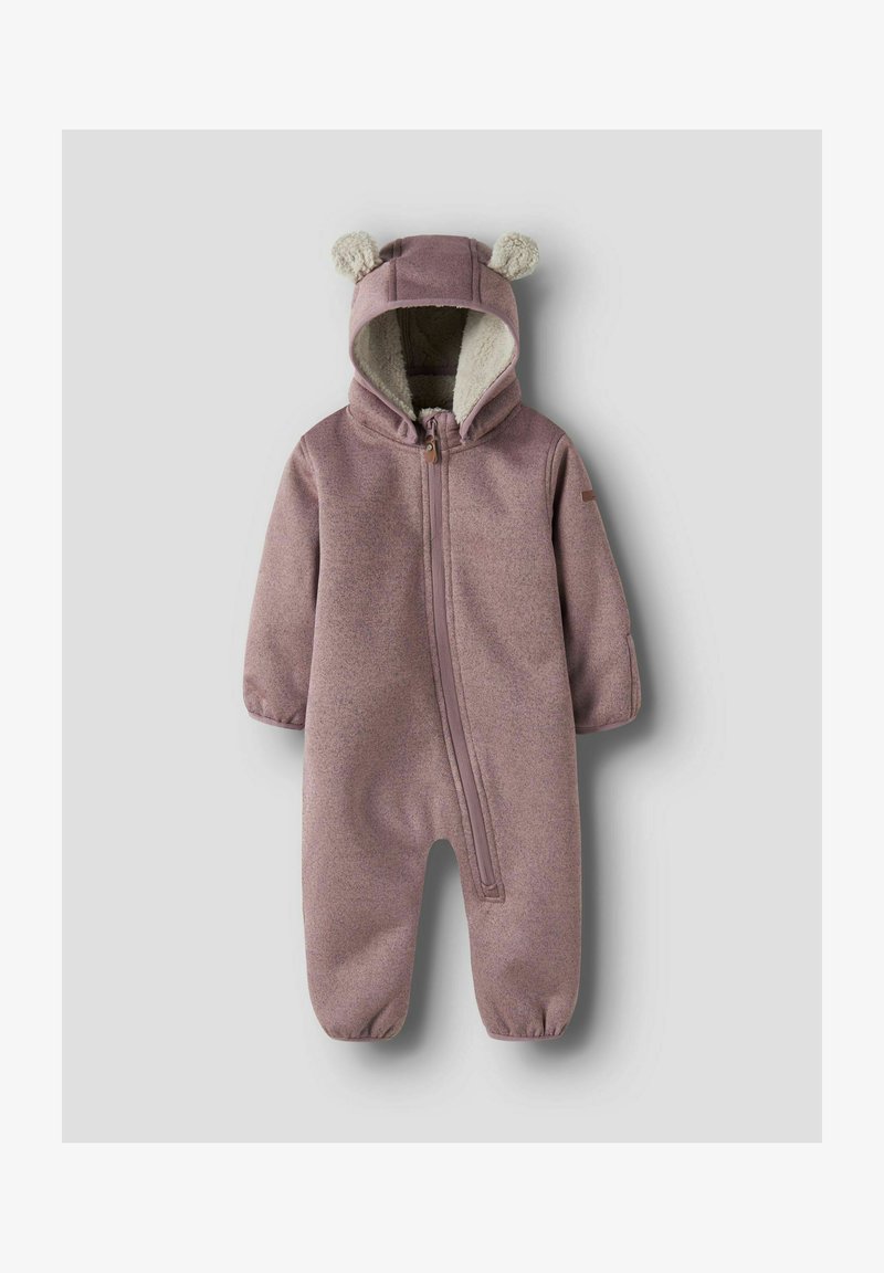 Combinaison bébé en polaire rose avec capuche présentant deux oreilles d’ours duveteuses et une fermeture éclair frontale, doublée d’un tissu blanc doux à l’intérieur de la capuche.