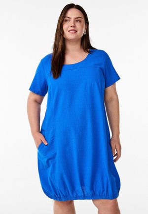 Abito corto blu brillante con maniche corte e scollatura rotonda, caratterizzato da due tasche laterali e orlo arricciato per una vestibilità rilassata. Tessuto morbido.
