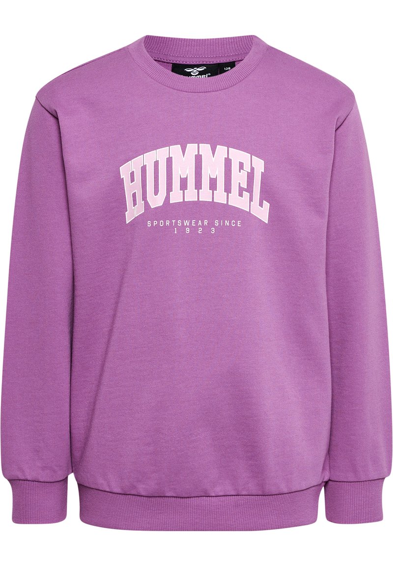 Lila sweatshirt med rund halsringning, långa ärmar och ribbade muddar; djärv vit "HUMMEL" text och detalj "SPORTSWEAR SINCE 1923".