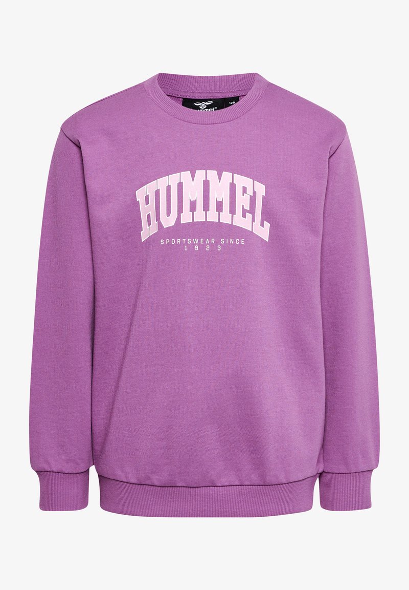 Fioletowy sweter z okrągłym dekoltem, długimi rękawami i ściągaczami; wyrazisty biały napis "HUMMEL" oraz detal "SPORTSWEAR SINCE 1923".