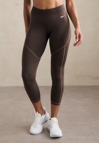Nike Performance 7/8 TIGHT - Leggingek - baroque brown/smokey mauve/white