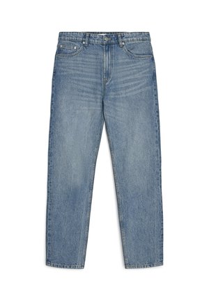 Jean en denim bleu avec coupe droite, fermeture par bouton et zip à l'avant, et conception à cinq poches, posé à plat sur un fond blanc.