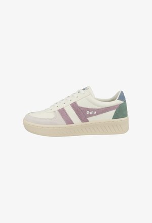 Sneaker bianca con dettagli in suede viola e verde, caratterizzata da una finitura testurizzata, punta rotonda e tradizionale chiusura con lacci. Logo Gola sul lato.