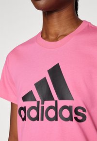 adidas Sportswear ESSENTIALS - Triko s potiskem - pulse magenta   black
