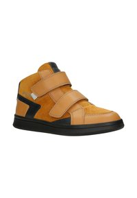 Sneaker high-top tan con accenti neri e due cinturini in Velcro. Presenta un mix di materiali in pelle e camoscio con suola in gomma.