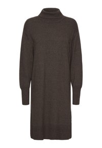 Barna kötött pulóverruha magas nyakkal, hosszú ujjakkal, bordás mandzsettákkal és szegéllyel. Az anyag textúrája lágy és meleg érzetet kelt.