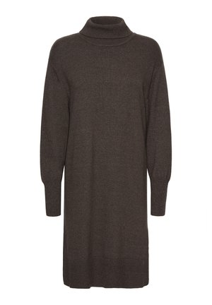 Barna kötött pulóverruha magas nyakkal, hosszú ujjakkal, bordás mandzsettákkal és szegéllyel. Az anyag textúrája lágy és meleg érzetet kelt.