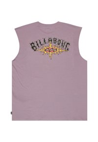 Αμάνικο πουκάμισο μωβ με το κείμενο "Billabong" πάνω από ένα κίτρινο και κόκκινο γραφικό ήλιου στην πλάτη.