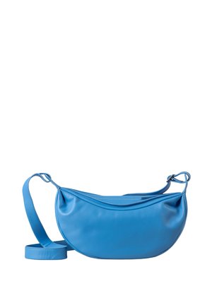Borsa a tracolla in pelle blu con una forma curva, tracolla sottile e una texture liscia. Presenta una chiusura con zip e un design semplice.