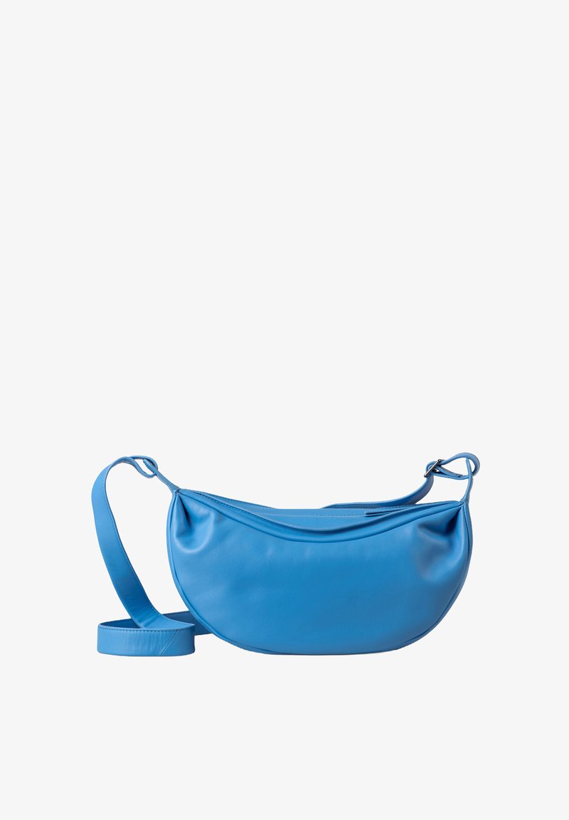 Blaue Leder-Schultertasche mit einer geschwungenen Form, schmalem Riemen und einer glatten Textur. Verfügt über einen Reißverschluss und ein einfaches Design.