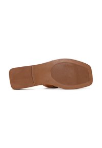 Sole di scarpa in gomma marrone, design piatto, con un motivo di presa testurizzato e una finitura liscia. Forma quadrata con bordi arrotondati.