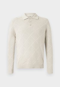 Suéter polo de punto beige claro con un patrón de diamantes, tapeta de tres botones y puños y dobladillo acanalados.