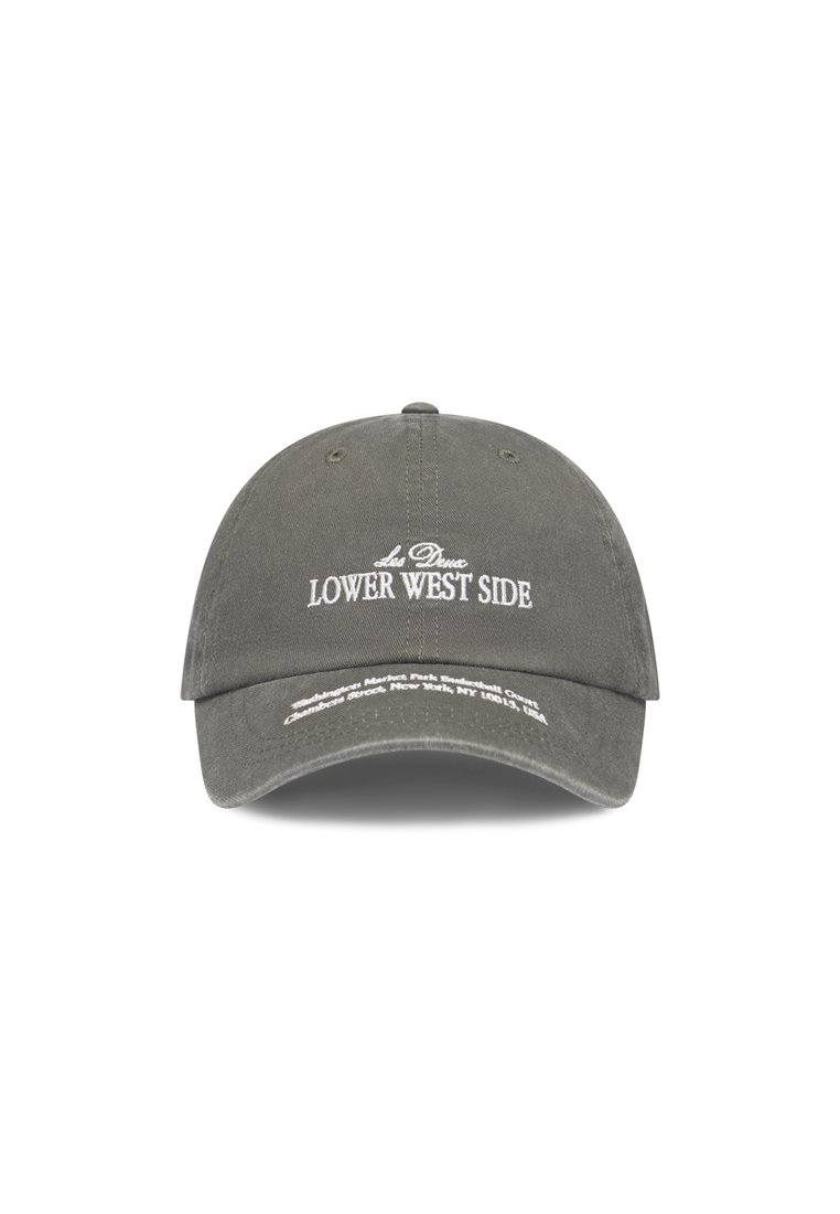 Graue Baumwoll-Baseballkappe mit einem gebogenen Schild. Verfügt über weiße gestickte Schrift "Lower West Side" und Standortdetails auf der Unterseite des Schirms.