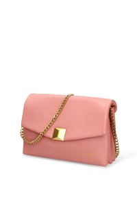 Borsa a tracolla in pelle rosa con texture liscia, chiusura a patta, tracolla a catena dorata e dettaglio geometrico dorato sulla parte anteriore. Logo impresso nella parte inferiore.