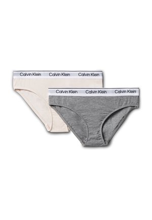 Dwa bikini Calvin Klein, jeden beżowy, drugi szary, oba z białymi elastycznymi pasami w talii z nazwą marki w czerni.
