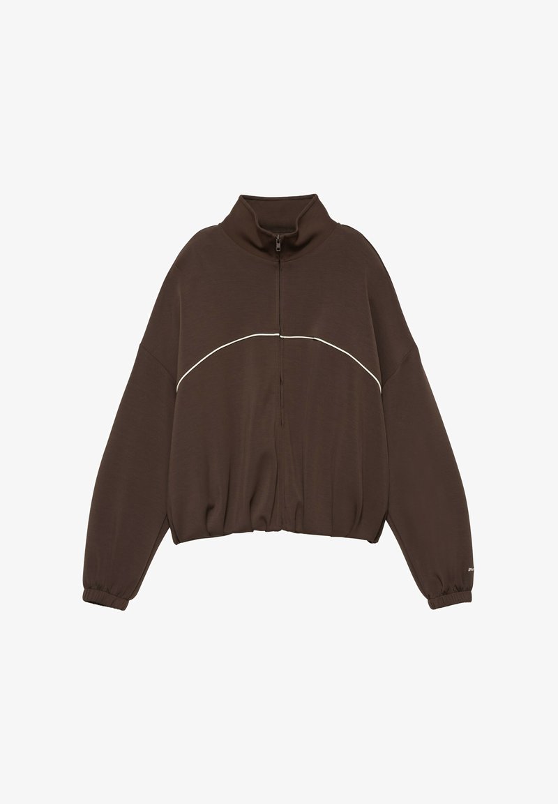 Veste marron foncé zippée avec col haut, poignets élastiques et une ligne blanche incurvée traversant la poitrine et le haut des manches.