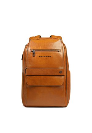 Zaino in pelle marrone con tasca frontale con cerniera, tasca con pattina e spallacci imbottiti, in piedi su uno sfondo bianco.