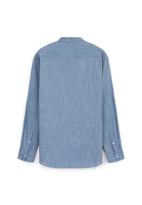 Langärmliges blaues Chambray-Hemd mit einem Button-Down-Kragen, strukturiertem Stoff und Zwei-Knopf-Manschettendetails. Rückansicht, abgerundeter Saum.