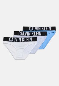 Τρία ανδρικά εσώρουχα Calvin Klein σε λευκό, ανοιχτό μπλε και μπλε χρώμα με μαύρες ζώνες μέσης που εμφανίζουν το όνομα της μάρκας με λευκό κείμενο.