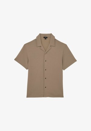 Cămașă bej cu mâneci scurte, nasturi în față, guler tip camping și material texturat, prezentată pe o suprafață plată, pe un fundal alb.