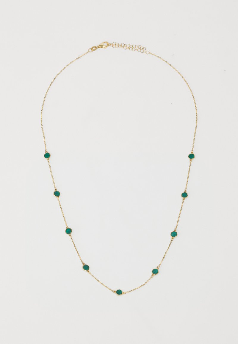 Zelta ķēdes kaklarota ar vienmērīgi izvietotiem teal krāsas apaļajiem akmeņiem. Katrs akmens ir iestiprināts zelta apmalē. Ietver omāru sprādzi un pagarinātāju.