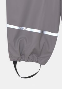 Grijze waterdichte broek met een elastische taille, reflecterende zilveren band en een lus voor gemakkelijke ophang of opslag. Gemaakt van duurzaam materiaal.