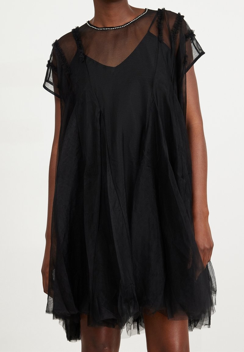 Czarna sukienka z przezroczystym materiałem, dekoltem w kształcie V, postrzępionym wykończeniem, krótkimi rękawami oraz warstwową spódnicą z tiulu, zdobiona koralikowym detalem przy dekolcie.