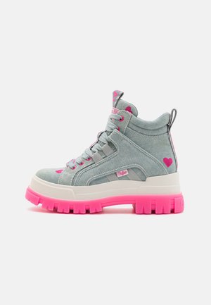 Jasnoszary sneaker za kostkę z jaskraworóżową grubą podeszwą, różowymi akcentami w kształcie serca oraz dopasowanymi różowymi oczkami i sznurówkami.