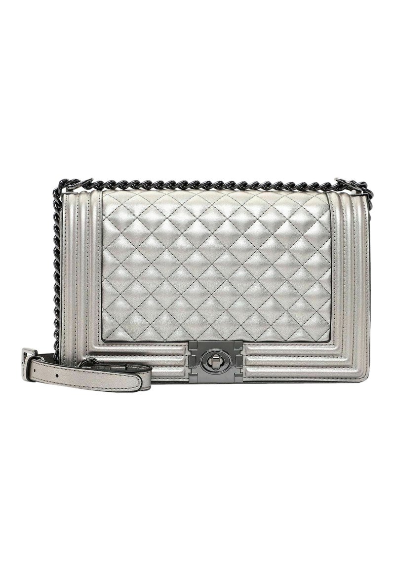 Bolso de mano plateado acolchado con una correa de cadena, que presenta una forma rectangular, textura brillante y un detalle central de cierre de hardware.