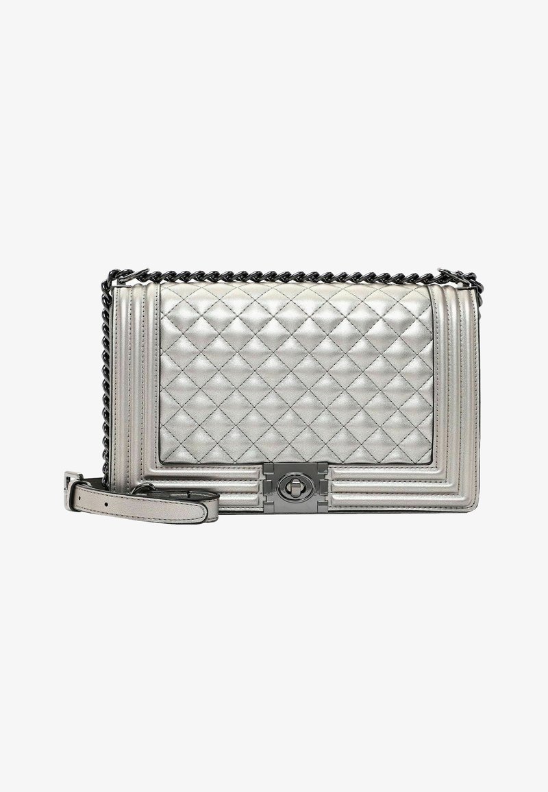 Bolso de mano plateado acolchado con una correa de cadena, que presenta una forma rectangular, textura brillante y un detalle central de cierre de hardware.