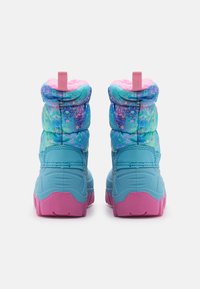 Botas de invierno impermeables en azul con parte superior de textil acolchado multicolor que presenta patrones en verde y rosa, acentos rosas y suelas de goma texturizadas.