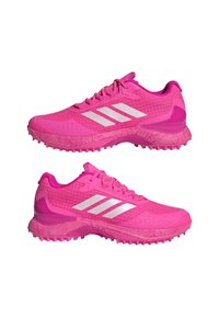 Scarpe da atletica di un brillante colore rosa con dettagli bianchi, tomaia in mesh, intersuola testurizzata e suola con motivo per una buona aderenza. Presentano lacci rotondi e un collare imbottito.