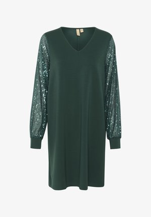 Grøn kjole med V-hals, lange ærmer lavet af paljetted stof. Rette snit og blød tekstur, med tætsiddende manchetter ved ærmeenderne.