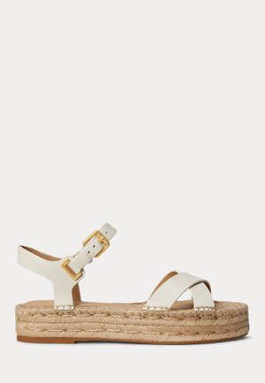 Sandale platformă din piele albă cu barete încrucișate, cataramă aurie și talpă împletită din iută.