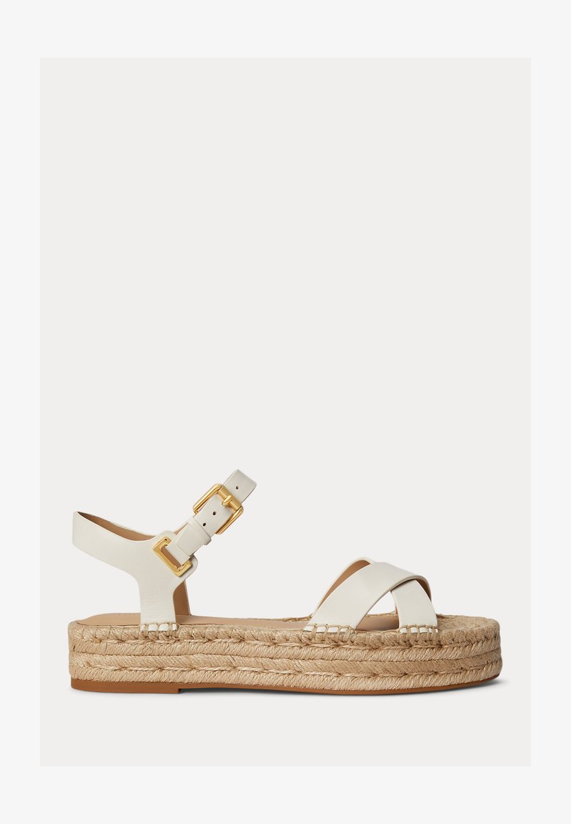 Λευκό μοκασίνι πλατφόρμας από δέρμα με διασταυρούμενα λουράκια, χρυσή αγκράφα και πλεκτή σόλα από γιούτα.