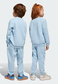adidas Originals CREW SET - Verryttelyhousut - clear sky