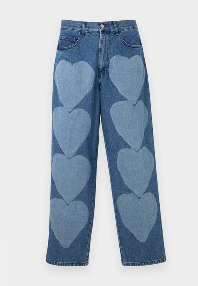 Džinsai su laisvu sijonu, priekyje papuošti šviesiai mėlynomis širdelėmis, penkiomis kišenėmis ir užsegimu mygtuku.