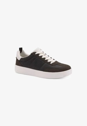 Ciemnoszare sneakersy z białymi sznurowadłami i podeszwą, charakteryzujące się połączeniem gładkich i teksturowanych materiałów oraz z tylną pętelką ułatwiającą zakładanie.