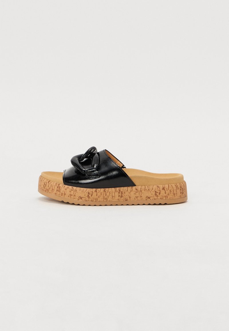 Mule en cuir verni noir avec détail chaîne décorative et semelle plateforme en liège texturé couleur fauve.