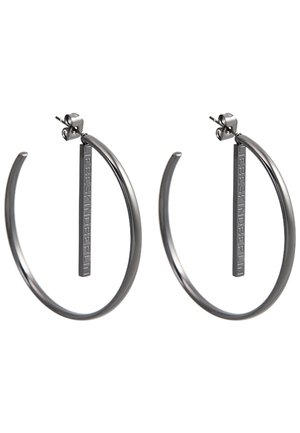 Boucles d'oreilles en argent massif à design épuré, avec un accent rectangulaire texturé et une inscription gravée. Fermeture à tige sécurisée.