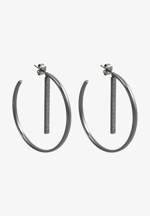 Boucles d'oreilles en argent massif à design épuré, avec un accent rectangulaire texturé et une inscription gravée. Fermeture à tige sécurisée.