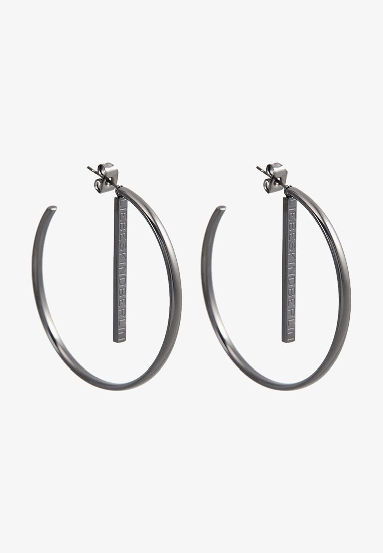Boucles d'oreilles en argent massif à design épuré, avec un accent rectangulaire texturé et une inscription gravée. Fermeture à tige sécurisée.