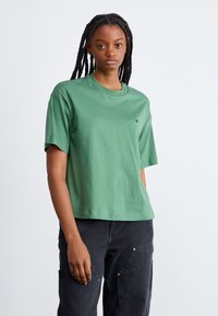 Carhartt WIP CHESTER - T-shirts - duck green
