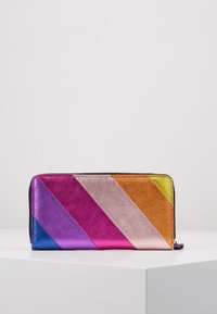 Portafoglio con zip caratterizzato da un motivo diagonale in più colori: blu, viola, rosa, oro e arancione. Realizzato in materiale sintetico testurizzato.